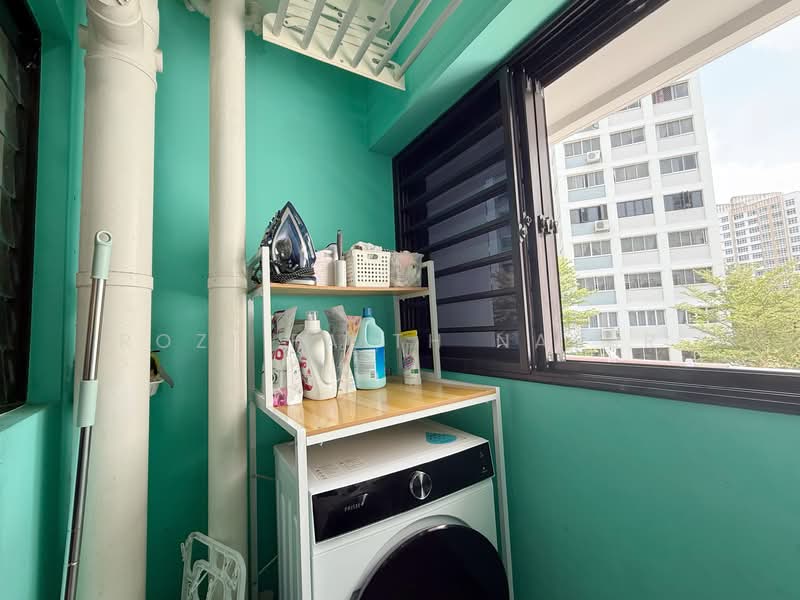 869A Tampines Avenue 8 HDB Flat For Sale at S$ 699,000 | PropertyGuru Singapore - Balcony