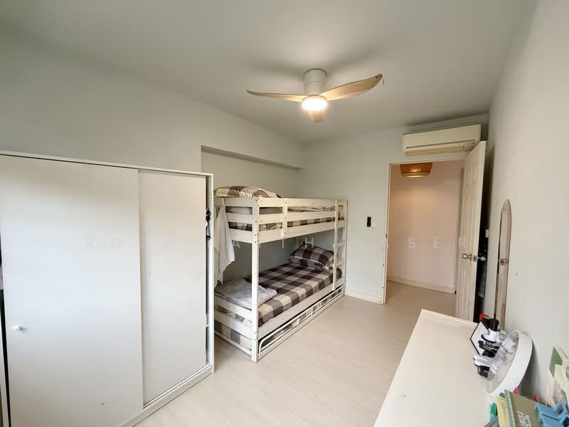869A Tampines Avenue 8 HDB Flat For Sale at S$ 699,000 | PropertyGuru Singapore - Bedroom