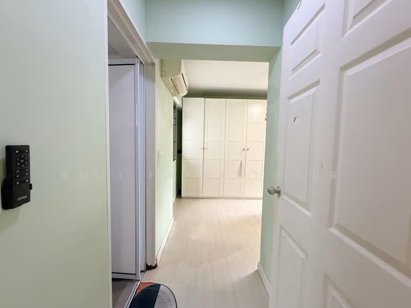 869A Tampines Avenue 8 HDB Flat For Sale at S$ 699,000 | PropertyGuru Singapore - Corridor