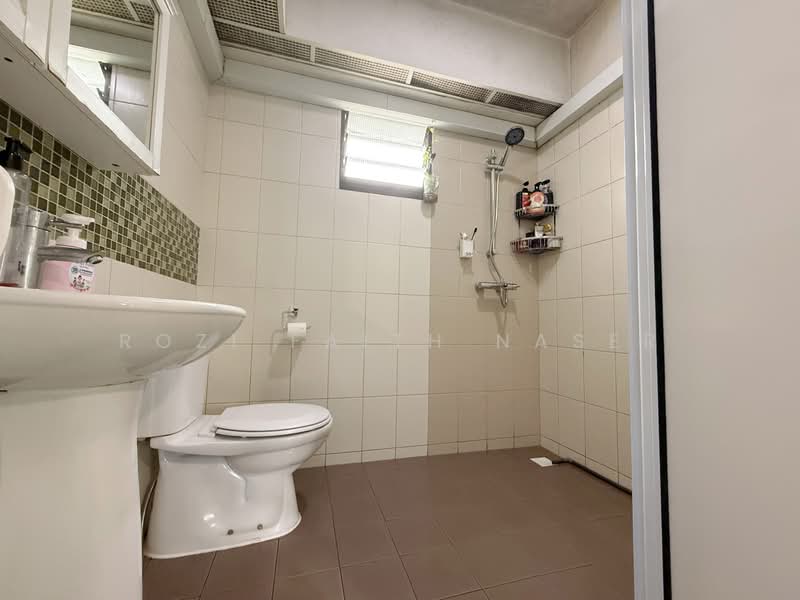 869A Tampines Avenue 8 HDB Flat For Sale at S$ 699,000 | PropertyGuru Singapore - Bathroom