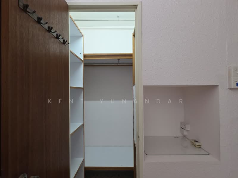 Walk-in Wardrobe 