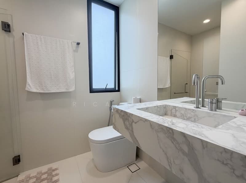Park Villas Terraced House For Sale at S$ 3,200,000 | PropertyGuru Singapore - Bathroom
