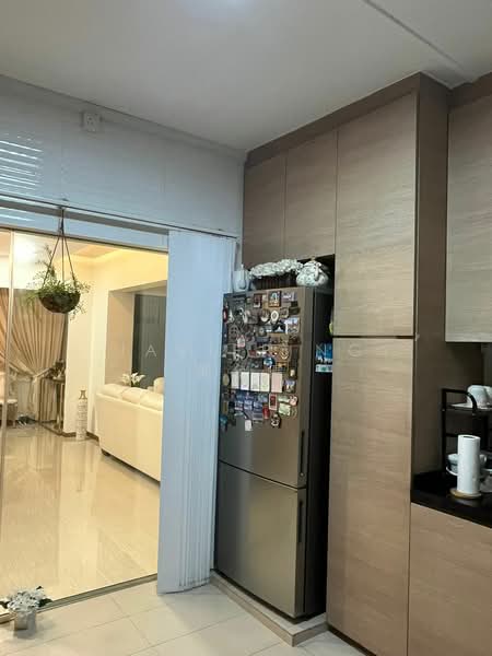 205 Choa Chu Kang Central HDB Flat For Sale at S$ 830,000 | PropertyGuru Singapore - Kitchen