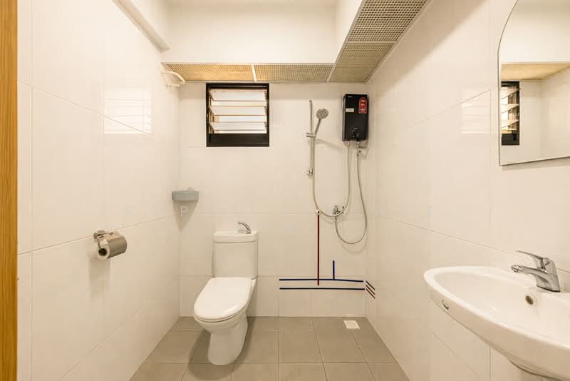 468A Bukit Batok West Avenue 9 HDB Flat For Sale at S$ 350,000 | PropertyGuru Singapore - Bathroom