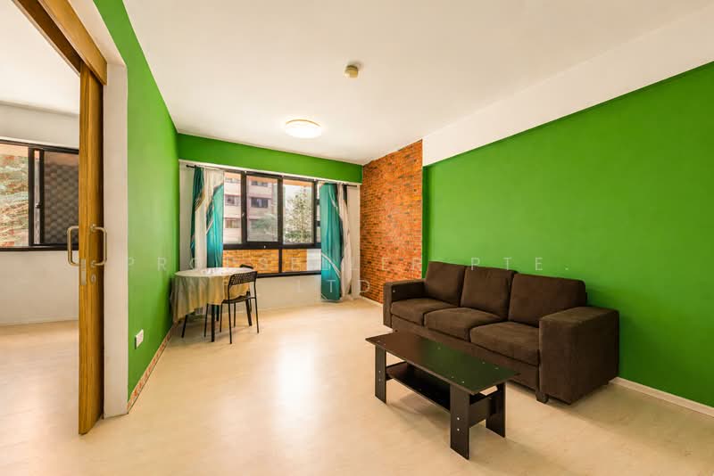 468A Bukit Batok West Avenue 9 HDB Flat For Sale at S$ 350,000 | PropertyGuru Singapore - Living Room