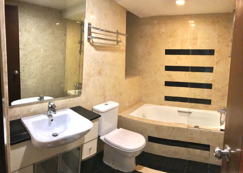 The Warren Apartment For Sale at S$ 1,350,000 | PropertyGuru Singapore - Bathroom