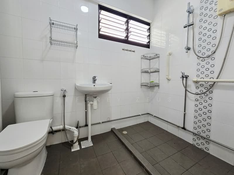 268 Tampines Street 21, 268 Tampines Street 21, 3 Bedrooms, 1,432 sqft, HDB Flat For Rent, by Jeffrey Zeus, 500065066 - Bathroom - PropertyGuru.com.sg