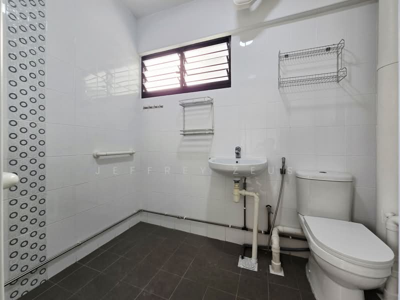 268 Tampines Street 21, 268 Tampines Street 21, 3 Bedrooms, 1,432 sqft, HDB Flat For Rent, by Jeffrey Zeus, 500065066 - Bathroom - PropertyGuru.com.sg