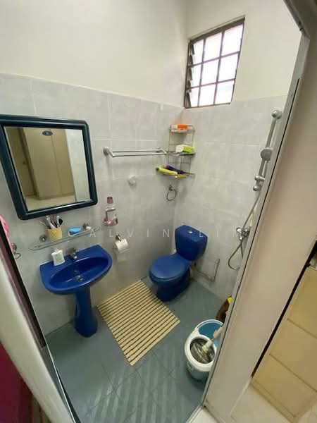 Mayflower Gardens, Mayflower Drive, 4 Bedrooms, 2,043 sqft, Terraced House For Rent, by Calvin Lim, 500065081 - Bathroom - PropertyGuru.com.sg