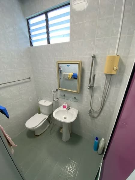 Mayflower Gardens, Mayflower Drive, 4 Bedrooms, 2,043 sqft, Terraced House For Rent, by Calvin Lim, 500065081 - Bathroom - PropertyGuru.com.sg