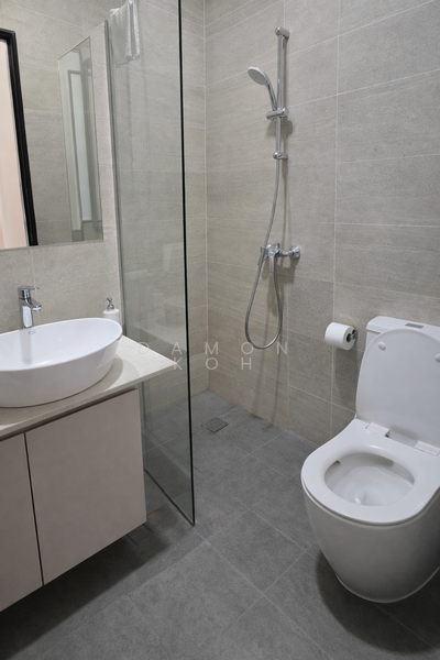 Loyang Villas, Loyang Rise, 5 Bedrooms, 2,800 sqft, Terraced House For Rent, by Damon Koh, 500065119 - Bathroom - PropertyGuru.com.sg