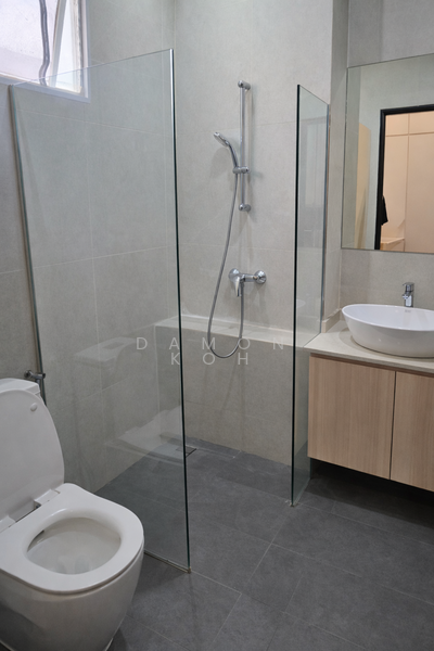 Loyang Villas, Loyang Rise, 5 Bedrooms, 2,800 sqft, Terraced House For Rent, by Damon Koh, 500065119 - Bathroom - PropertyGuru.com.sg