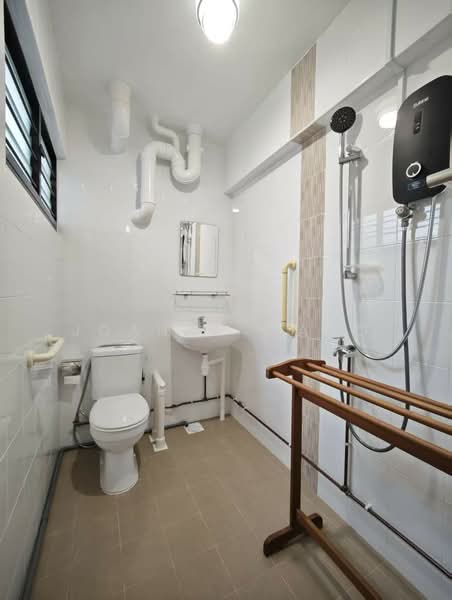 207 Bukit Batok Street 21, 207 Bukit Batok Street 21, 2 Bedrooms, 786 sqft, HDB Flat For Rent, by Joanne Wang, 500065145 - Bathroom - PropertyGuru.com.sg