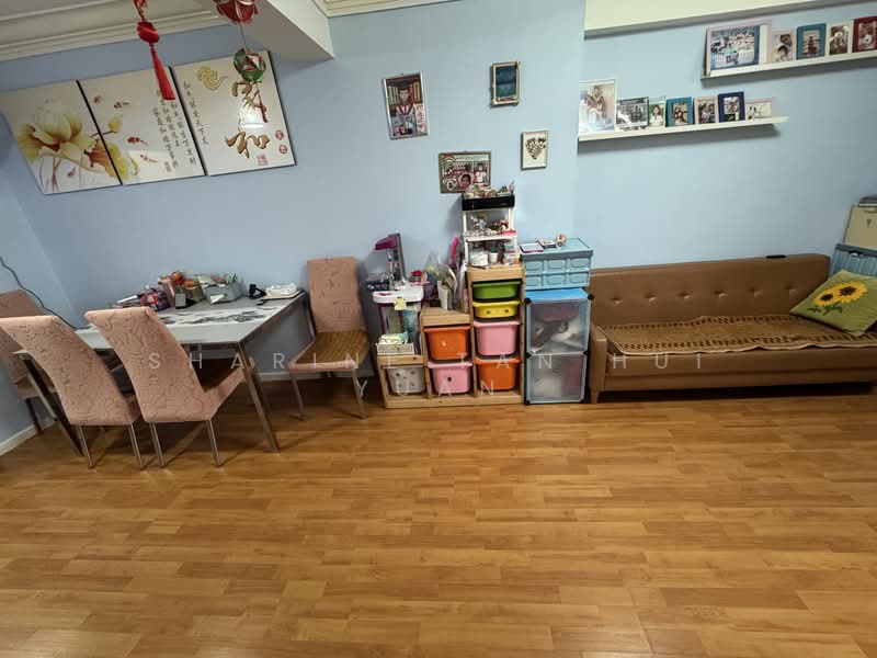 211 Boon Lay Place HDB Flat For Sale at S$ 330,000 | PropertyGuru Singapore - Living Room