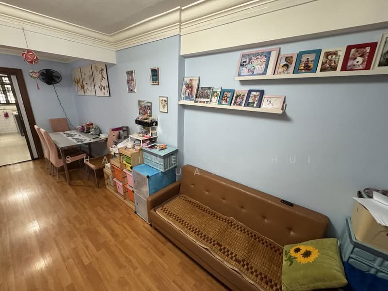 211 Boon Lay Place HDB Flat For Sale at S$ 330,000 | PropertyGuru Singapore - Living Room