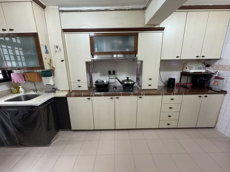 211 Boon Lay Place HDB Flat For Sale at S$ 330,000 | PropertyGuru Singapore - Kitchen