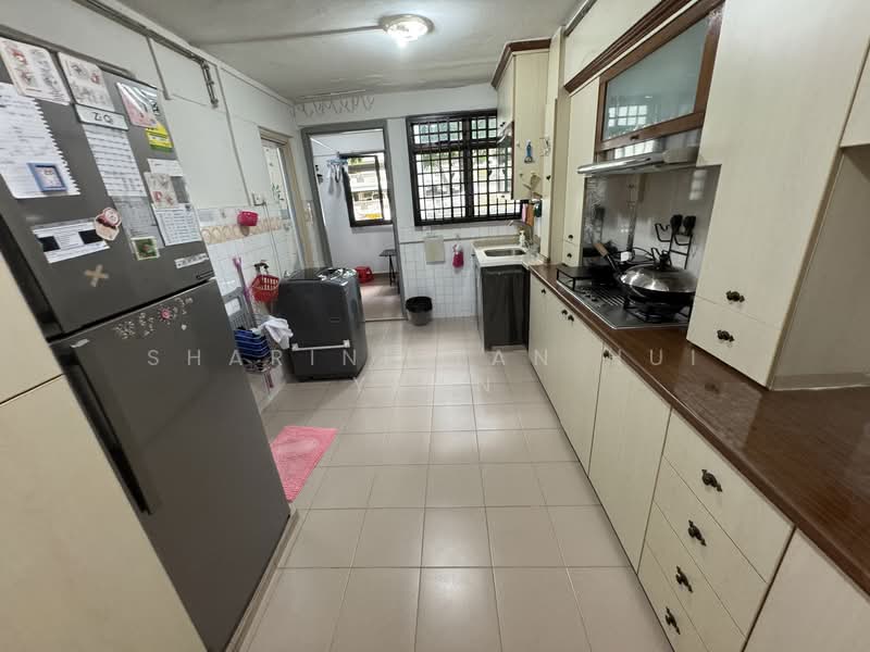 211 Boon Lay Place HDB Flat For Sale at S$ 330,000 | PropertyGuru Singapore - Kitchen