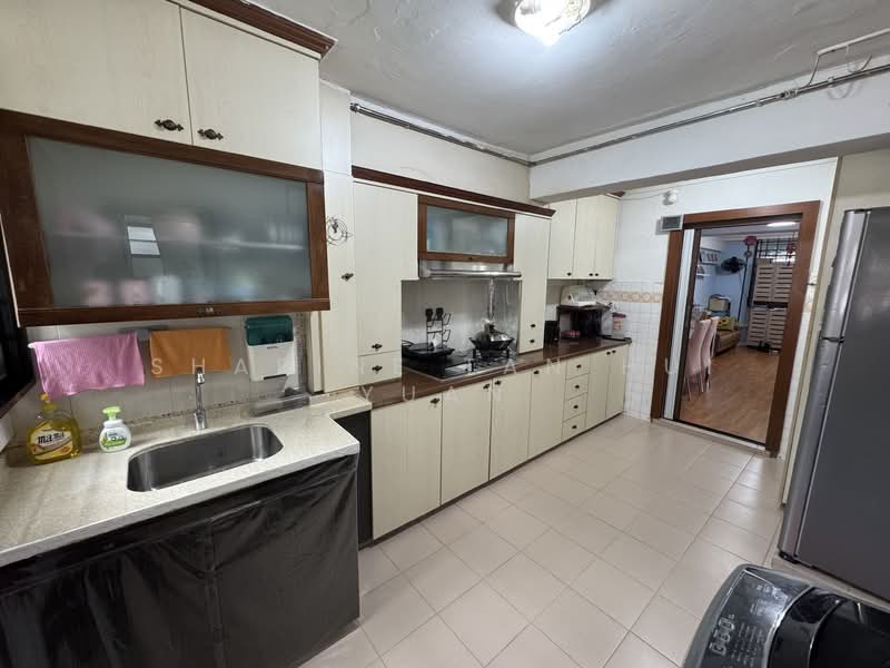 211 Boon Lay Place HDB Flat For Sale at S$ 330,000 | PropertyGuru Singapore - Kitchen