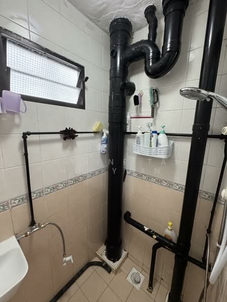 211 Boon Lay Place HDB Flat For Sale at S$ 330,000 | PropertyGuru Singapore - Bathroom