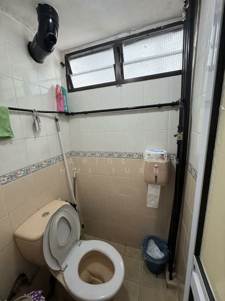 211 Boon Lay Place HDB Flat For Sale at S$ 330,000 | PropertyGuru Singapore - Bathroom