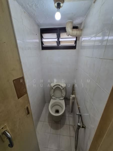 15 Marsiling Lane HDB Flat For Sale at S$ 338,000 | PropertyGuru Singapore - Bathroom