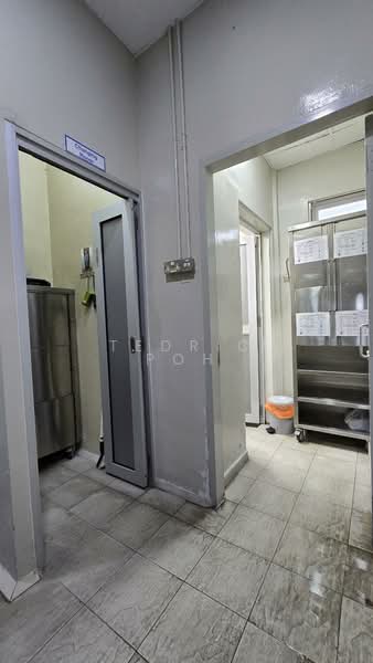 Food XChange @ Admiralty, 8A Admiralty Street, Sembawang / Yishun, 2,841 sqft, Factory / Workshop (B2) For Sale, by Tedric Poh, 500065163 - Changing room and toilet - CommercialGuru.com.sg