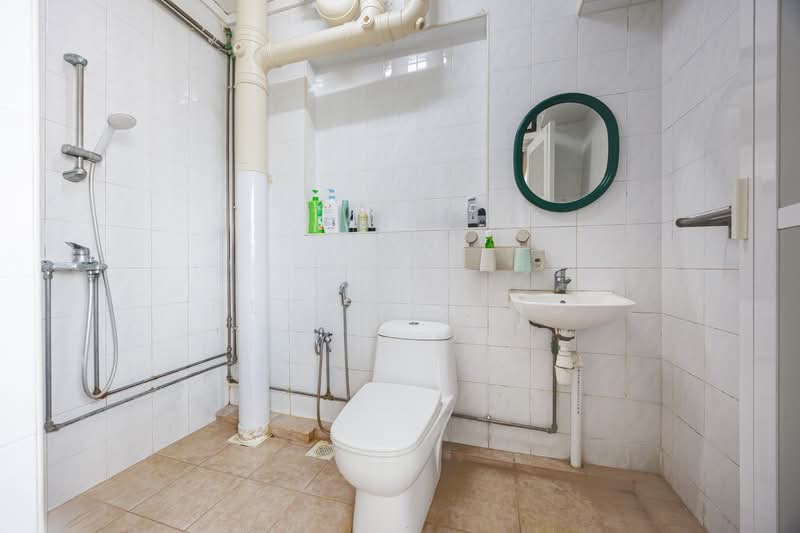 795 Woodlands Drive 72 HDB Flat For Sale at S$ 580,000 | PropertyGuru Singapore - Common Bathroom