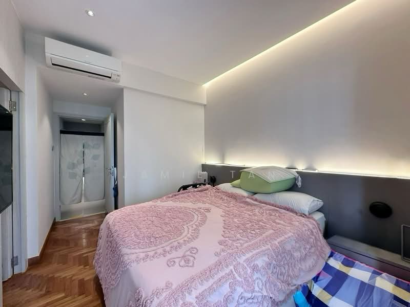 The Bayshore Condominium For Sale at S$ 1,380,000 | PropertyGuru Singapore - Master Bedroom w/Walk-in Wardrobe