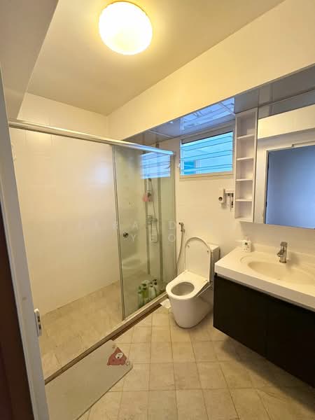 296C Bukit Batok Street 22 HDB Flat For Sale at S$ 1,050,000 | PropertyGuru Singapore - Bathroom