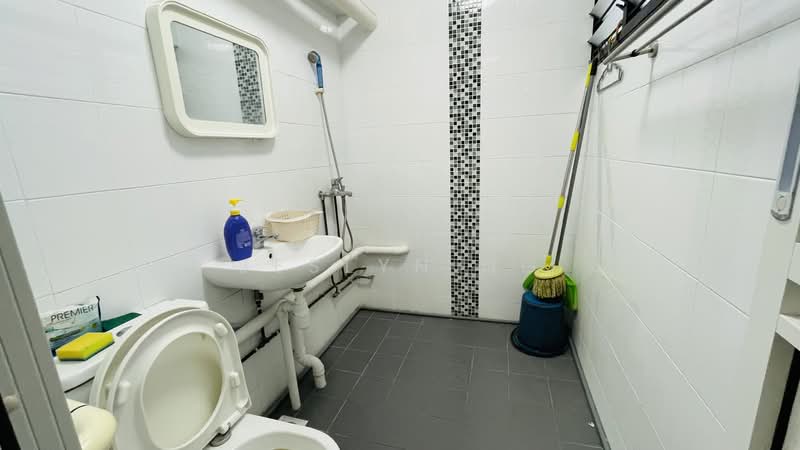 211 Bukit Batok Street 21, 211 Bukit Batok Street 21, 3 Bedrooms, 1,119 sqft, HDB Flat For Rent, by Jeslyn Ng, 500065292 - Bathroom - PropertyGuru.com.sg