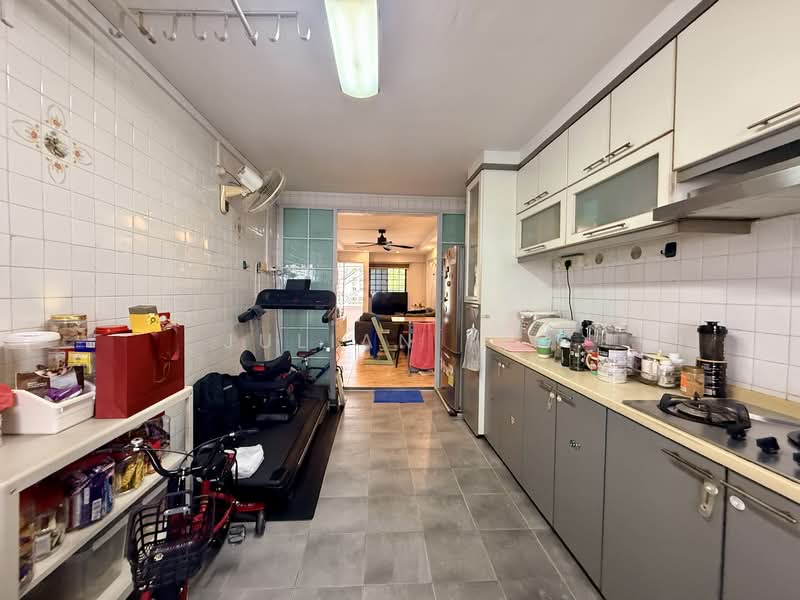 742 Yishun Avenue 5 HDB Flat For Sale at S$ 458,000 | PropertyGuru Singapore - Kitchen