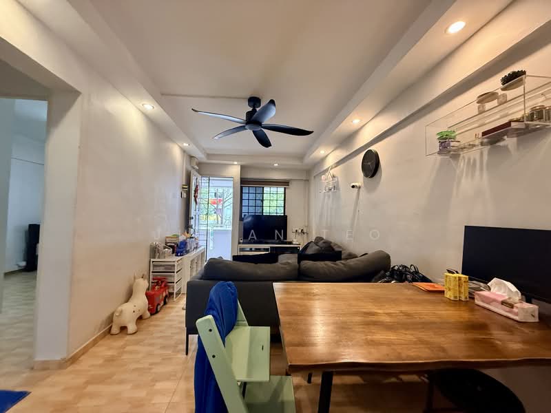 742 Yishun Avenue 5 HDB Flat For Sale at S$ 458,000 | PropertyGuru Singapore - Living Room