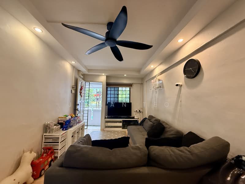 742 Yishun Avenue 5 HDB Flat For Sale at S$ 458,000 | PropertyGuru Singapore - Living Room