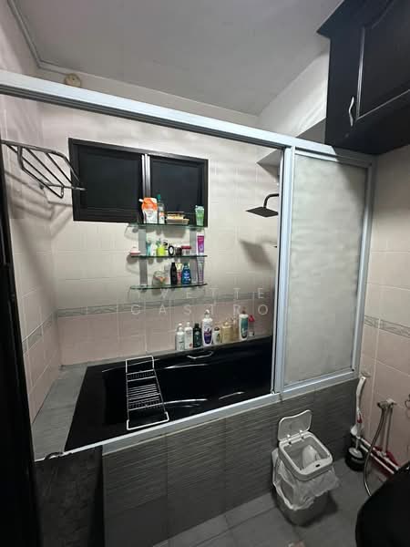 359 Admiralty Drive HDB Flat For Sale at S$ 790,000 | PropertyGuru Singapore - Master Room Toilet