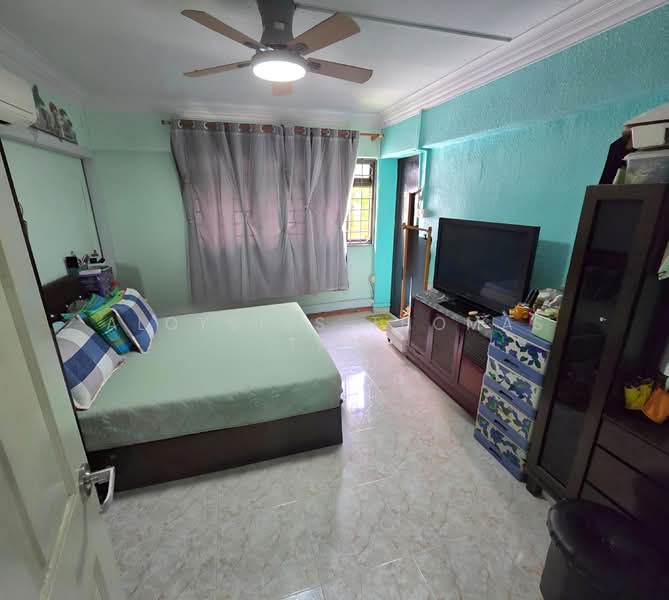 402 Jurong West Street 42 HDB Flat For Sale at S$ 600,000 | PropertyGuru Singapore - Bedroom