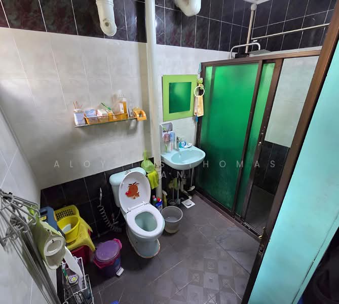 402 Jurong West Street 42 HDB Flat For Sale at S$ 600,000 | PropertyGuru Singapore - Bathroom