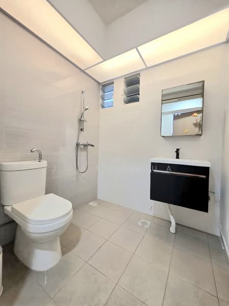 618A Tampines Street 61 HDB Flat For Sale at S$ 950,000 | PropertyGuru Singapore - Bathroom