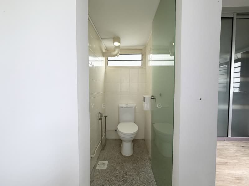 5 Ghim Moh Road HDB Flat For Sale at S$ 428,000 | PropertyGuru Singapore - Toilet Bathroom