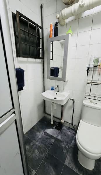 484D Choa Chu Kang Avenue 5, 484D Choa Chu Kang Avenue 5, 2 Bedrooms, 1,118 sqft, HDB Flat For Sale, by Johari Selamat, 500065411 - Bathroom - PropertyGuru.com.sg