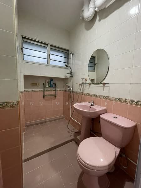 569 Choa Chu Kang Street 52 HDB Flat For Sale at S$ 638,000 | PropertyGuru Singapore - Common Bathroom