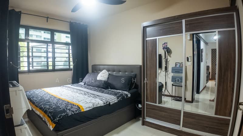 240A Jurong East Avenue 1 HDB Flat For Sale at S$ 580,000 | PropertyGuru Singapore - Master Bedroom