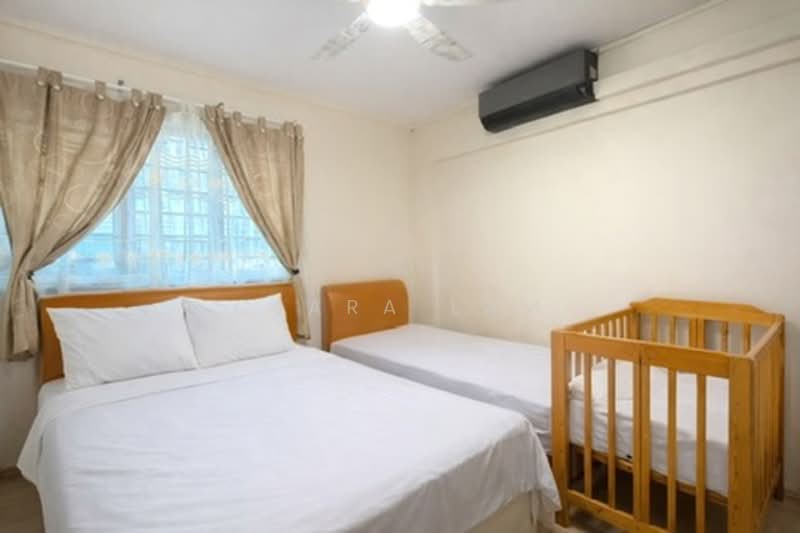 247 Jurong East Street 24 HDB Flat For Sale at S$ 470,000 | PropertyGuru Singapore - Bedroom