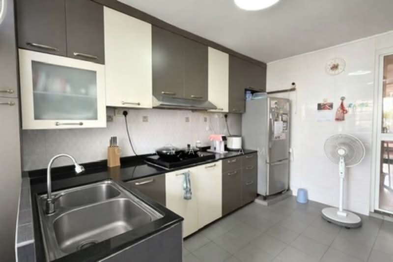 247 Jurong East Street 24 HDB Flat For Sale at S$ 470,000 | PropertyGuru Singapore - Kitchen