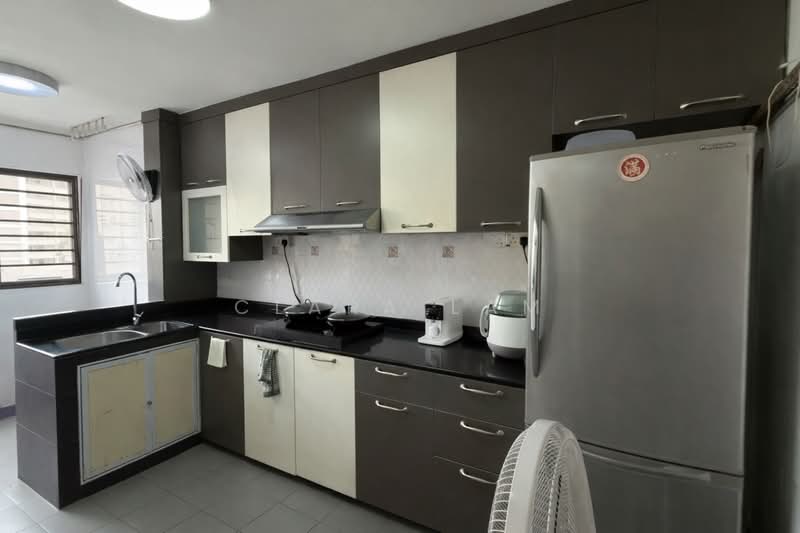 247 Jurong East Street 24 HDB Flat For Sale at S$ 470,000 | PropertyGuru Singapore - Kitchen