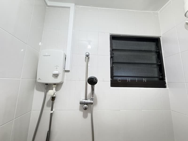 122 Ang Mo Kio Avenue 3, 122 Ang Mo Kio Avenue 3, 2 Bedrooms, 721 sqft, HDB Flat For Rent, by Christine Chin, 500065463 - Bathroom - PropertyGuru.com.sg