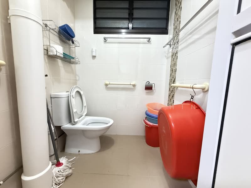 122 Ang Mo Kio Avenue 3, 122 Ang Mo Kio Avenue 3, 2 Bedrooms, 721 sqft, HDB Flat For Rent, by Christine Chin, 500065463 - Bathroom - PropertyGuru.com.sg