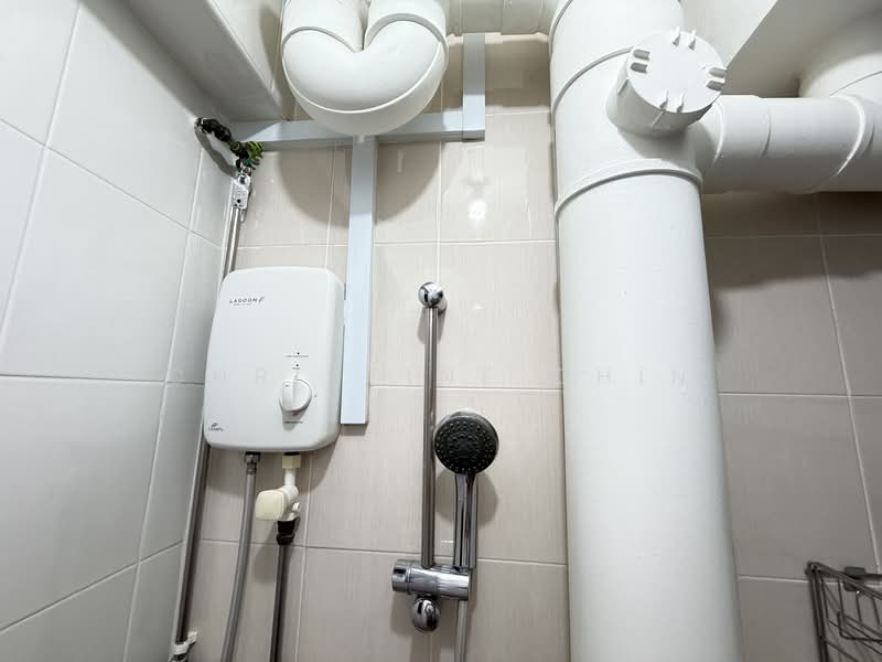 122 Ang Mo Kio Avenue 3, 122 Ang Mo Kio Avenue 3, 2 Bedrooms, 721 sqft, HDB Flat For Rent, by Christine Chin, 500065463 - Bathroom - PropertyGuru.com.sg