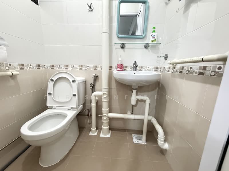 122 Ang Mo Kio Avenue 3, 122 Ang Mo Kio Avenue 3, 2 Bedrooms, 721 sqft, HDB Flat For Rent, by Christine Chin, 500065463 - Bathroom - PropertyGuru.com.sg