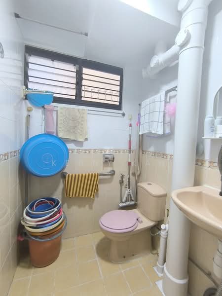 612 Ang Mo Kio Avenue 4, 612 Ang Mo Kio Avenue 4, Room Rental, 100 sqft, HDB Flat For Rent, by Kenny Kan, 500065465 - Bathroom - PropertyGuru.com.sg