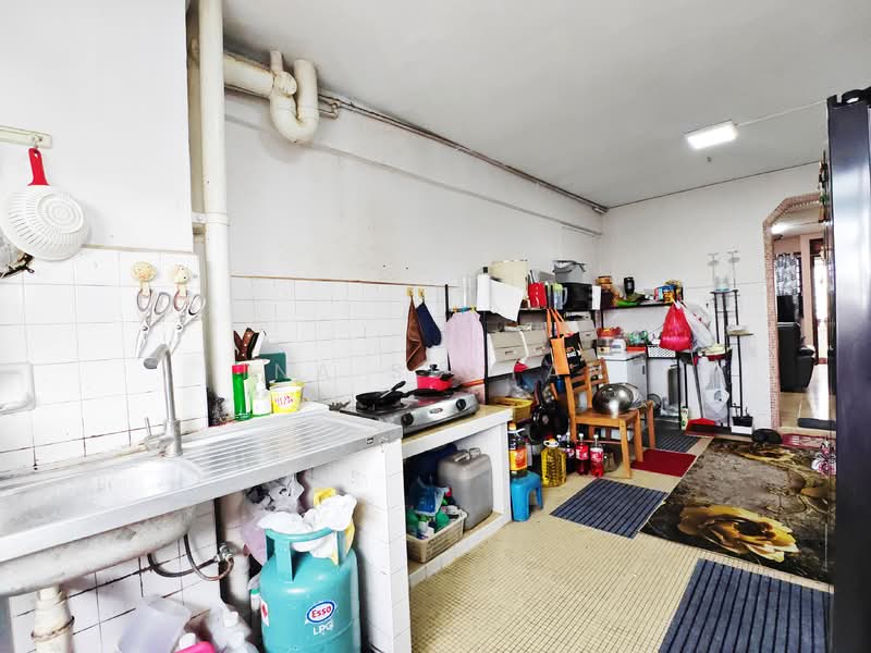 178 Ang Mo Kio Avenue 4 HDB Flat For Sale at S$ 420,000 | PropertyGuru Singapore - Kitchen